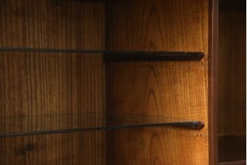 アンティークの蛇腹戸(シャッター)付き収納棚の見た目を変えずに綺麗にリペア!木部や接合部・可動部を調整し、キズを消して補修。蜜?ワックスで仕上げ。(茶棚、戸棚)
