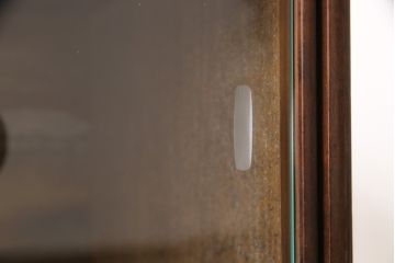 アンティークの蛇腹戸(シャッター)付き収納棚の見た目を変えずに綺麗にリペア!木部や接合部・可動部を調整し、キズを消して補修。蜜?ワックスで仕上げ。(茶棚、戸棚)