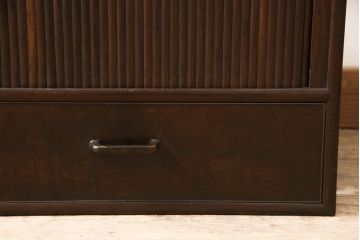 アンティークの蛇腹戸(シャッター)付き収納棚の見た目を変えずに綺麗にリペア!木部や接合部・可動部を調整し、キズを消して補修。蜜?ワックスで仕上げ。(茶棚、戸棚)