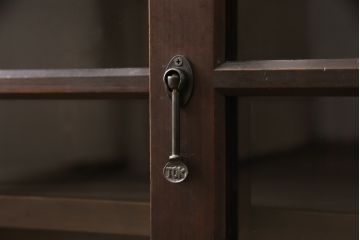 明治〜大正時代の戸棚をリペア&カスタム!建具はガラスをクリアガラスに交換し、引手とねじ込み錠を取り付け。天板は杉材に張り替え、内部は棚板を追加。(ガラス戸棚、キャビネット、収納棚、食器棚)