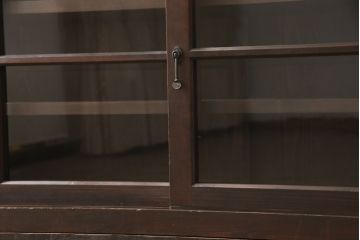 明治〜大正時代の戸棚をリペア&カスタム!建具はガラスをクリアガラスに交換し、引手とねじ込み錠を取り付け。天板は杉材に張り替え、内部は棚板を追加。(ガラス戸棚、キャビネット、収納棚、食器棚)