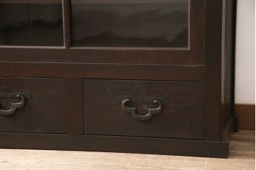明治〜大正時代の戸棚をリペア&カスタム!建具はガラスをクリアガラスに交換し、引手とねじ込み錠を取り付け。天板は杉材に張り替え、内部は棚板を追加。(ガラス戸棚、キャビネット、収納棚、食器棚)