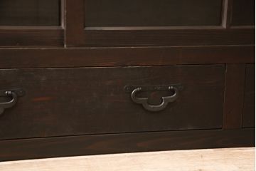 明治〜大正時代の戸棚をリペア&カスタム!建具はガラスをクリアガラスに交換し、引手とねじ込み錠を取り付け。天板は杉材に張り替え、内部は棚板を追加。(ガラス戸棚、キャビネット、収納棚、食器棚)