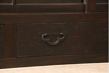 明治〜大正時代の戸棚をリペア&カスタム!建具はガラスをクリアガラスに交換し、引手とねじ込み錠を取り付け。天板は杉材に張り替え、内部は棚板を追加。(ガラス戸棚、キャビネット、収納棚、食器棚)