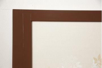 昭和後期の組子入りふすまをリペア&カスタム!リサイズし、開き戸として使えるよう仕様を変更。引手は埋木処理。襖紙を張り替え、本体は現状に近い色味に着色仕上げ。(引き戸、帯戸)
