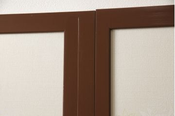 昭和後期の組子入りふすまをリペア&カスタム!リサイズし、開き戸として使えるよう仕様を変更。引手は埋木処理。襖紙を張り替え、本体は現状に近い色味に着色仕上げ。(引き戸、帯戸)