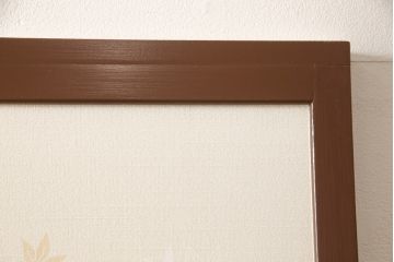 昭和後期の組子入りふすまをリペア&カスタム!リサイズし、開き戸として使えるよう仕様を変更。引手は埋木処理。襖紙を張り替え、本体は現状に近い色味に着色仕上げ。(引き戸、帯戸)
