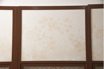 昭和後期の組子入りふすまをリペア&カスタム!リサイズし、開き戸として使えるよう仕様を変更。引手は埋木処理。襖紙を張り替え、本体は現状に近い色味に着色仕上げ。(引き戸、帯戸)