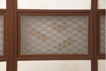 昭和後期の組子入りふすまをリペア&カスタム!リサイズし、開き戸として使えるよう仕様を変更。引手は埋木処理。襖紙を張り替え、本体は現状に近い色味に着色仕上げ。(引き戸、帯戸)