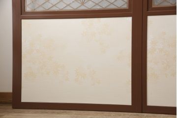 昭和後期の組子入りふすまをリペア&カスタム!リサイズし、開き戸として使えるよう仕様を変更。引手は埋木処理。襖紙を張り替え、本体は現状に近い色味に着色仕上げ。(引き戸、帯戸)