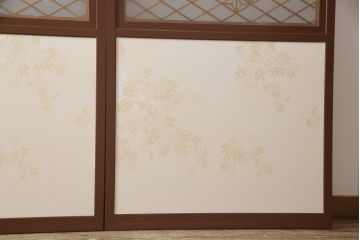 昭和後期の組子入りふすまをリペア&カスタム!リサイズし、開き戸として使えるよう仕様を変更。引手は埋木処理。襖紙を張り替え、本体は現状に近い色味に着色仕上げ。(引き戸、帯戸)