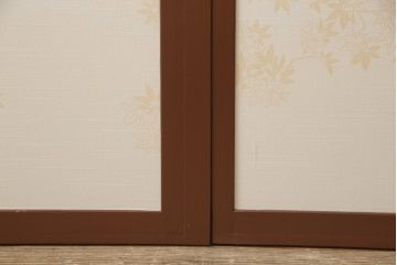 昭和後期の組子入りふすまをリペア&カスタム!リサイズし、開き戸として使えるよう仕様を変更。引手は埋木処理。襖紙を張り替え、本体は現状に近い色味に着色仕上げ。(引き戸、帯戸)