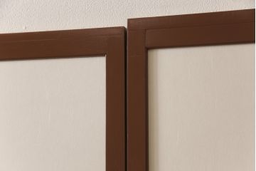 昭和後期の組子入りふすまをリペア&カスタム!リサイズし、開き戸として使えるよう仕様を変更。引手は埋木処理。襖紙を張り替え、本体は現状に近い色味に着色仕上げ。(引き戸、帯戸)