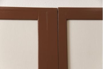 昭和後期の組子入りふすまをリペア&カスタム!リサイズし、開き戸として使えるよう仕様を変更。引手は埋木処理。襖紙を張り替え、本体は現状に近い色味に着色仕上げ。(引き戸、帯戸)