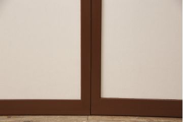 昭和後期の組子入りふすまをリペア&カスタム!リサイズし、開き戸として使えるよう仕様を変更。引手は埋木処理。襖紙を張り替え、本体は現状に近い色味に着色仕上げ。(引き戸、帯戸)