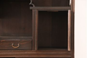 大正時代の茶棚をリペア&カスタム!下段収納部は棚板を取り外し、新しいものに交換。全体を本来の色味を活かしつつ着色仕上げ。(茶箪笥、収納棚、飾り棚)