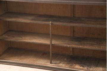 昭和中期のキャビネットの見た目を変えずに綺麗にリペア!清掃をし、天板補強と可動部の調整。風合いを最大限に残した仕上がりに。(戸棚、水屋箪笥、収納棚)