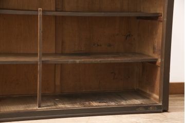 昭和中期のキャビネットの見た目を変えずに綺麗にリペア!清掃をし、天板補強と可動部の調整。風合いを最大限に残した仕上がりに。(戸棚、水屋箪笥、収納棚)