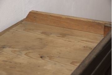 昭和中期のキャビネットの見た目を変えずに綺麗にリペア!清掃をし、天板補強と可動部の調整。風合いを最大限に残した仕上がりに。(戸棚、水屋箪笥、収納棚)
