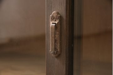 昭和中期のキャビネットの見た目を変えずに綺麗にリペア!清掃をし、天板補強と可動部の調整。風合いを最大限に残した仕上がりに。(戸棚、水屋箪笥、収納棚)