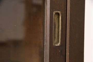 昭和中期のキャビネットの見た目を変えずに綺麗にリペア!清掃をし、天板補強と可動部の調整。風合いを最大限に残した仕上がりに。(戸棚、水屋箪笥、収納棚)