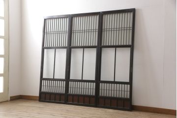 昭和初期のガラス戸をリペア&カスタム!寸法を変えずに戸首を調整。1枚は結露ガラスからモールガラスに変更。葵戸引手を取り付け、V型戸車を取り付け。現状に近い色味に着色仕上げ。(引き戸、建具)