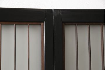 昭和初期のガラス戸をリペア&カスタム!寸法を変えずに戸首を調整。1枚は結露ガラスからモールガラスに変更。葵戸引手を取り付け、V型戸車を取り付け。現状に近い色味に着色仕上げ。(引き戸、建具)