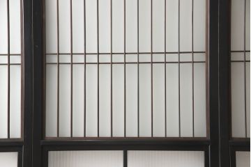 昭和初期のガラス戸をリペア&カスタム!寸法を変えずに戸首を調整。1枚は結露ガラスからモールガラスに変更。葵戸引手を取り付け、V型戸車を取り付け。現状に近い色味に着色仕上げ。(引き戸、建具)