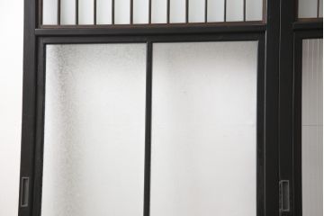 昭和初期のガラス戸をリペア&カスタム!寸法を変えずに戸首を調整。1枚は結露ガラスからモールガラスに変更。葵戸引手を取り付け、V型戸車を取り付け。現状に近い色味に着色仕上げ。(引き戸、建具)