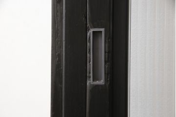 昭和初期のガラス戸をリペア&カスタム!寸法を変えずに戸首を調整。1枚は結露ガラスからモールガラスに変更。葵戸引手を取り付け、V型戸車を取り付け。現状に近い色味に着色仕上げ。(引き戸、建具)
