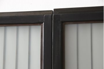 昭和初期のガラス戸をリペア&カスタム!寸法を変えずに戸首を調整。1枚は結露ガラスからモールガラスに変更。葵戸引手を取り付け、V型戸車を取り付け。現状に近い色味に着色仕上げ。(引き戸、建具)