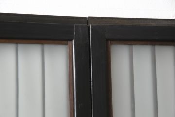 昭和初期のガラス戸をリペア&カスタム!寸法を変えずに戸首を調整。1枚は結露ガラスからモールガラスに変更。葵戸引手を取り付け、V型戸車を取り付け。現状に近い色味に着色仕上げ。(引き戸、建具)