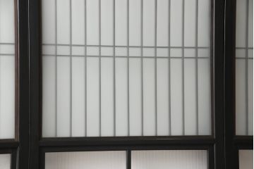 昭和初期のガラス戸をリペア&カスタム!寸法を変えずに戸首を調整。1枚は結露ガラスからモールガラスに変更。葵戸引手を取り付け、V型戸車を取り付け。現状に近い色味に着色仕上げ。(引き戸、建具)