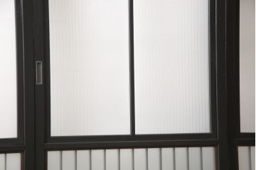 昭和初期のガラス戸をリペア&カスタム!寸法を変えずに戸首を調整。1枚は結露ガラスからモールガラスに変更。葵戸引手を取り付け、V型戸車を取り付け。現状に近い色味に着色仕上げ。(引き戸、建具)