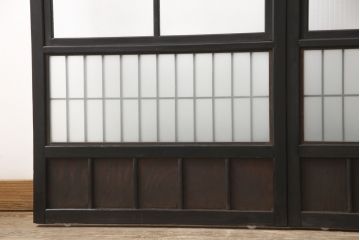 昭和初期のガラス戸をリペア&カスタム!寸法を変えずに戸首を調整。1枚は結露ガラスからモールガラスに変更。葵戸引手を取り付け、V型戸車を取り付け。現状に近い色味に着色仕上げ。(引き戸、建具)