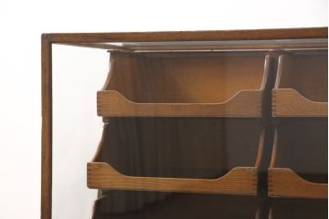 フランスアンティークのシャツケースの見た目を変えずに綺麗にリペア!現状の色味をベースに1トーン落ち着いた色味に着色仕上げ。(ガラスケース、ショーケース、店舗什器)