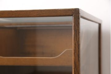 フランスアンティークのシャツケースの見た目を変えずに綺麗にリペア!現状の色味をベースに1トーン落ち着いた色味に着色仕上げ。(ガラスケース、ショーケース、店舗什器)