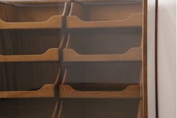 フランスアンティークのシャツケースの見た目を変えずに綺麗にリペア!現状の色味をベースに1トーン落ち着いた色味に着色仕上げ。(ガラスケース、ショーケース、店舗什器)