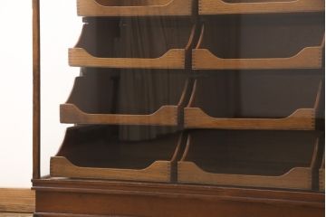 フランスアンティークのシャツケースの見た目を変えずに綺麗にリペア!現状の色味をベースに1トーン落ち着いた色味に着色仕上げ。(ガラスケース、ショーケース、店舗什器)
