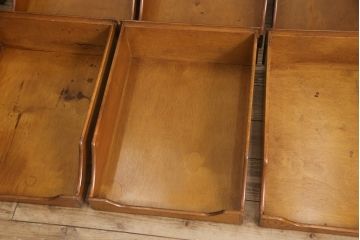 フランスアンティークのシャツケースの見た目を変えずに綺麗にリペア!現状の色味をベースに1トーン落ち着いた色味に着色仕上げ。(ガラスケース、ショーケース、店舗什器)