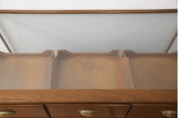 フランスアンティークのシャツケースの見た目を変えずに綺麗にリペア!現状の色味をベースに1トーン落ち着いた色味に着色仕上げ。(ガラスケース、ショーケース、店舗什器)