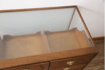 フランスアンティークのシャツケースの見た目を変えずに綺麗にリペア!現状の色味をベースに1トーン落ち着いた色味に着色仕上げ。(ガラスケース、ショーケース、店舗什器)
