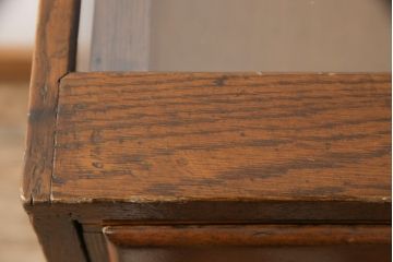フランスアンティークのシャツケースの見た目を変えずに綺麗にリペア!現状の色味をベースに1トーン落ち着いた色味に着色仕上げ。(ガラスケース、ショーケース、店舗什器)
