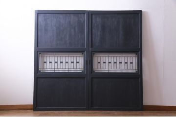 明治期の板戸2枚をリペア&カスタム!オリジナルのステンドグラスをはめ込み、マットブラックに着色仕上げ。(引き戸、建具)