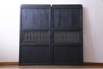 明治期の板戸2枚をリペア&カスタム!オリジナルのステンドグラスをはめ込み、マットブラックに着色仕上げ。(引き戸、建具)