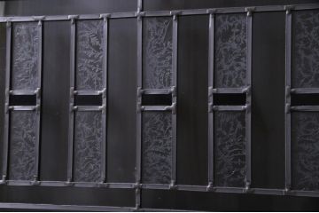明治期の板戸2枚をリペア&カスタム!オリジナルのステンドグラスをはめ込み、マットブラックに着色仕上げ。(引き戸、建具)