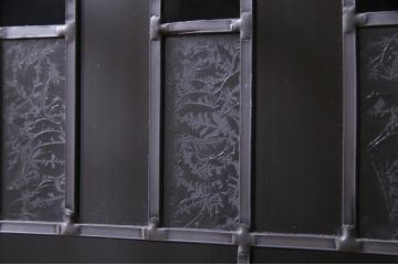 明治期の板戸2枚をリペア&カスタム!オリジナルのステンドグラスをはめ込み、マットブラックに着色仕上げ。(引き戸、建具)