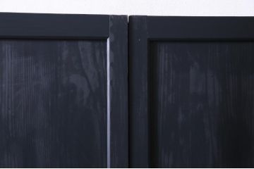 明治期の板戸2枚をリペア&カスタム!オリジナルのステンドグラスをはめ込み、マットブラックに着色仕上げ。(引き戸、建具)