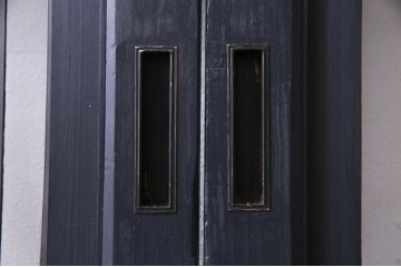 明治期の板戸2枚をリペア&カスタム!オリジナルのステンドグラスをはめ込み、マットブラックに着色仕上げ。(引き戸、建具)