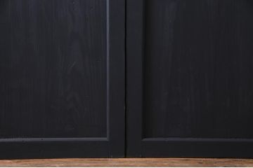 明治期の板戸2枚をリペア&カスタム!オリジナルのステンドグラスをはめ込み、マットブラックに着色仕上げ。(引き戸、建具)
